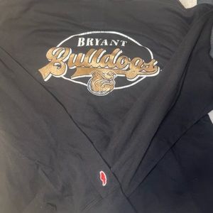 BRYANT UNIVERSITY CROPPED LONG-SLEEVE T-SHIRT.
